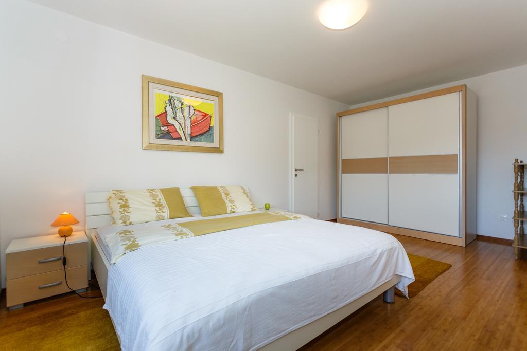 Villa Mirela Apartment Vrbnik Kültér fotó